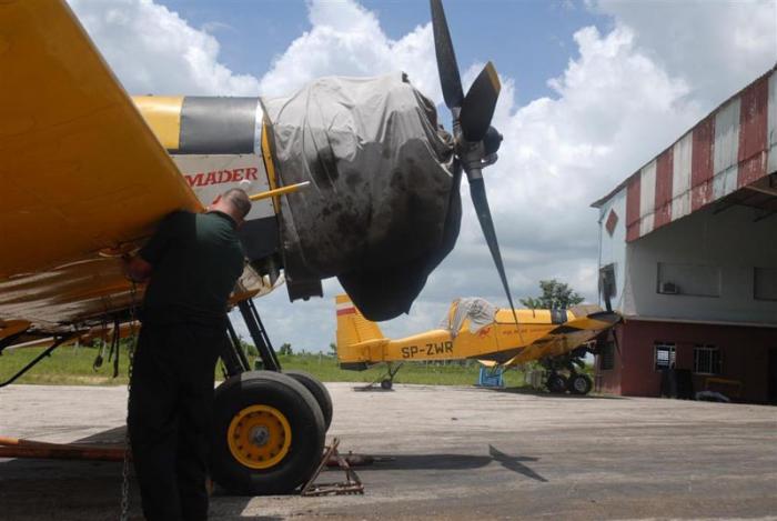 Sin heridos tras choque de avioneta contra oficinas en La Sierpe