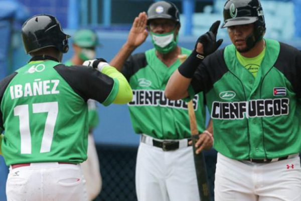 Elefantes presionan en la zona clasificatoria