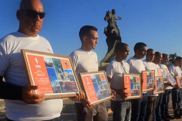 Despiden brigadas eléctricas en Santiago de Cuba tras huracán (+ Fotos)