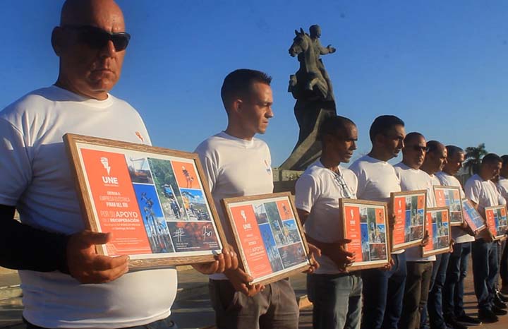 Despiden brigadas eléctricas en Santiago de Cuba tras huracán (+ Fotos)