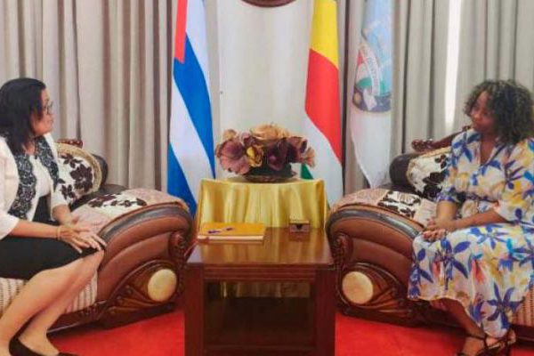 Embajadora cubana visita presidenta de Asamblea Popular de Seychelles