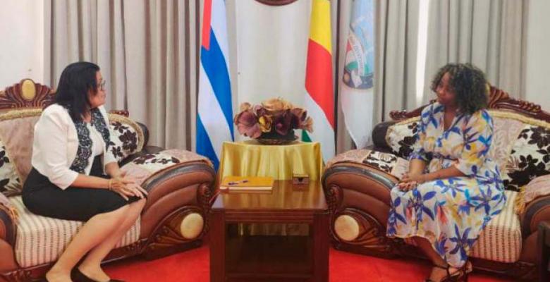 Embajadora cubana visita presidenta de Asamblea Popular de Seychelles