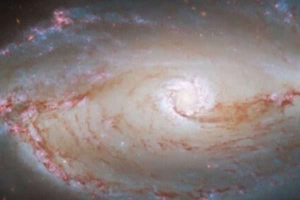 El telescopio Hubble publica una imagen de una galaxia espiral tormentosa y altamente activa