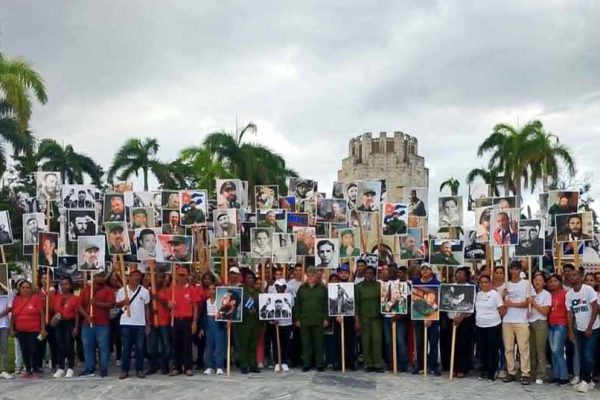 Cubanos rinden homenaje a Fidel en aniversario de su sepelio (+ Fotos)