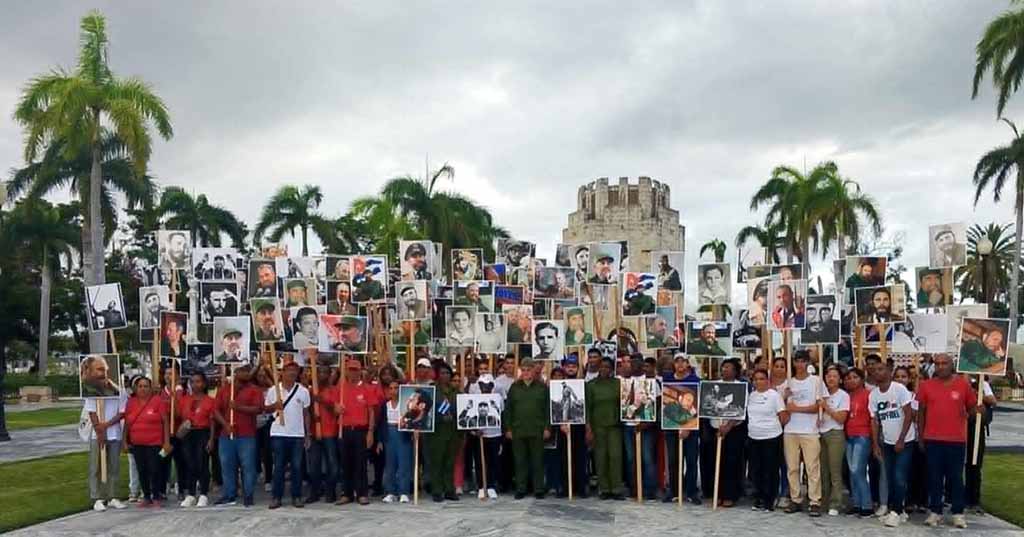 Cubanos rinden homenaje a Fidel en aniversario de su sepelio (+ Fotos)