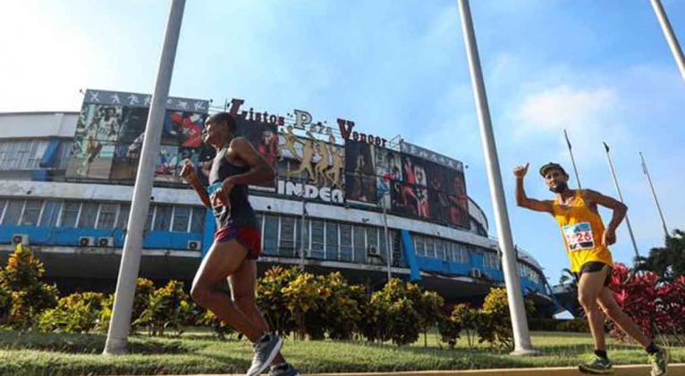 La Habana despide el año a zancadas con la San Silvestre