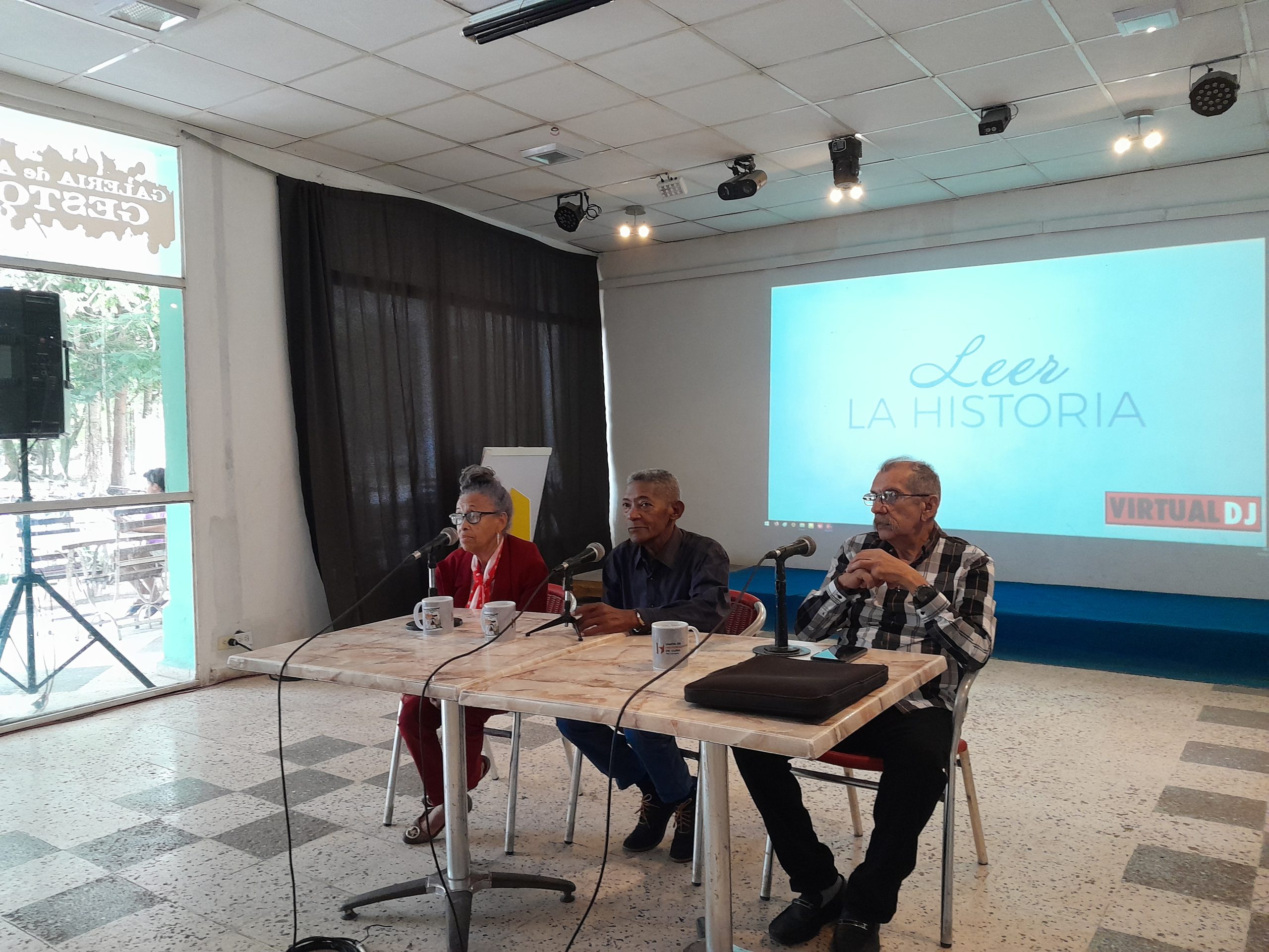 Ofrece evento Leer la Historia miradas al pasado (+ Fotos)