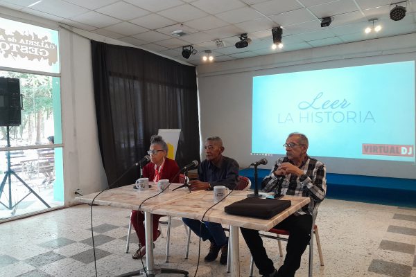 Ofrece evento Leer la Historia miradas al pasado (+ Fotos)