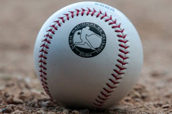 Ajustan reglamento en la serie beisbolera cubana