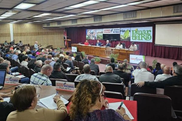 Asiste Díaz-Canel a plenos partidistas de Pinar del Río y Artemisa