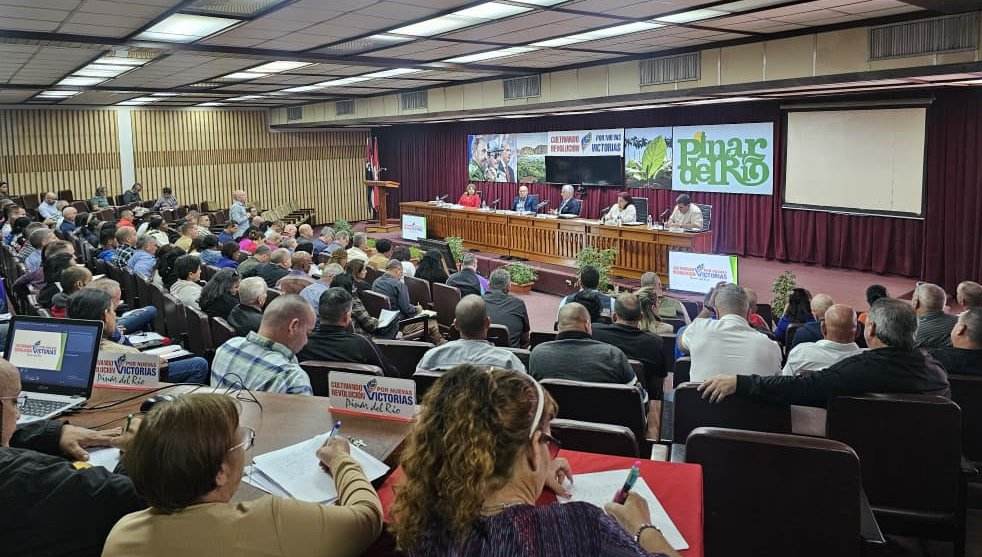 Asiste Díaz-Canel a plenos partidistas de Pinar del Río y Artemisa