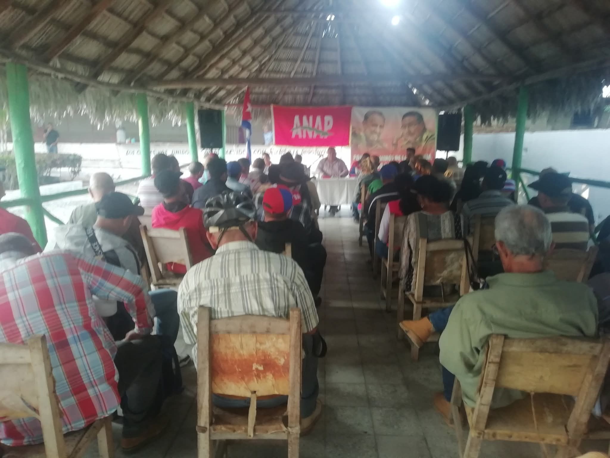 Intercambia dirigentes de organización campesina con integrantes de Camagüey