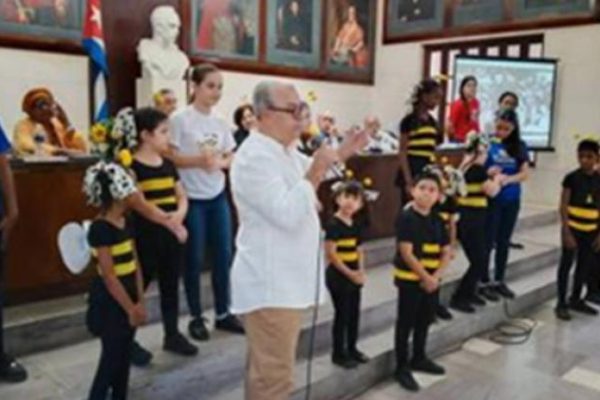 Centro Fidel Castro y La Colmenita reciben premio Pro Patria