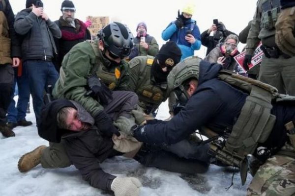 Mayoría de votantes estadounidenses piden frenar excesos del ICE