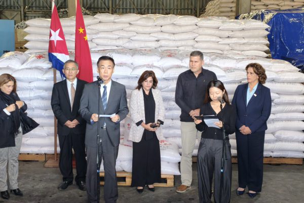 Recibe Cuba nuevo donativo de arroz de China