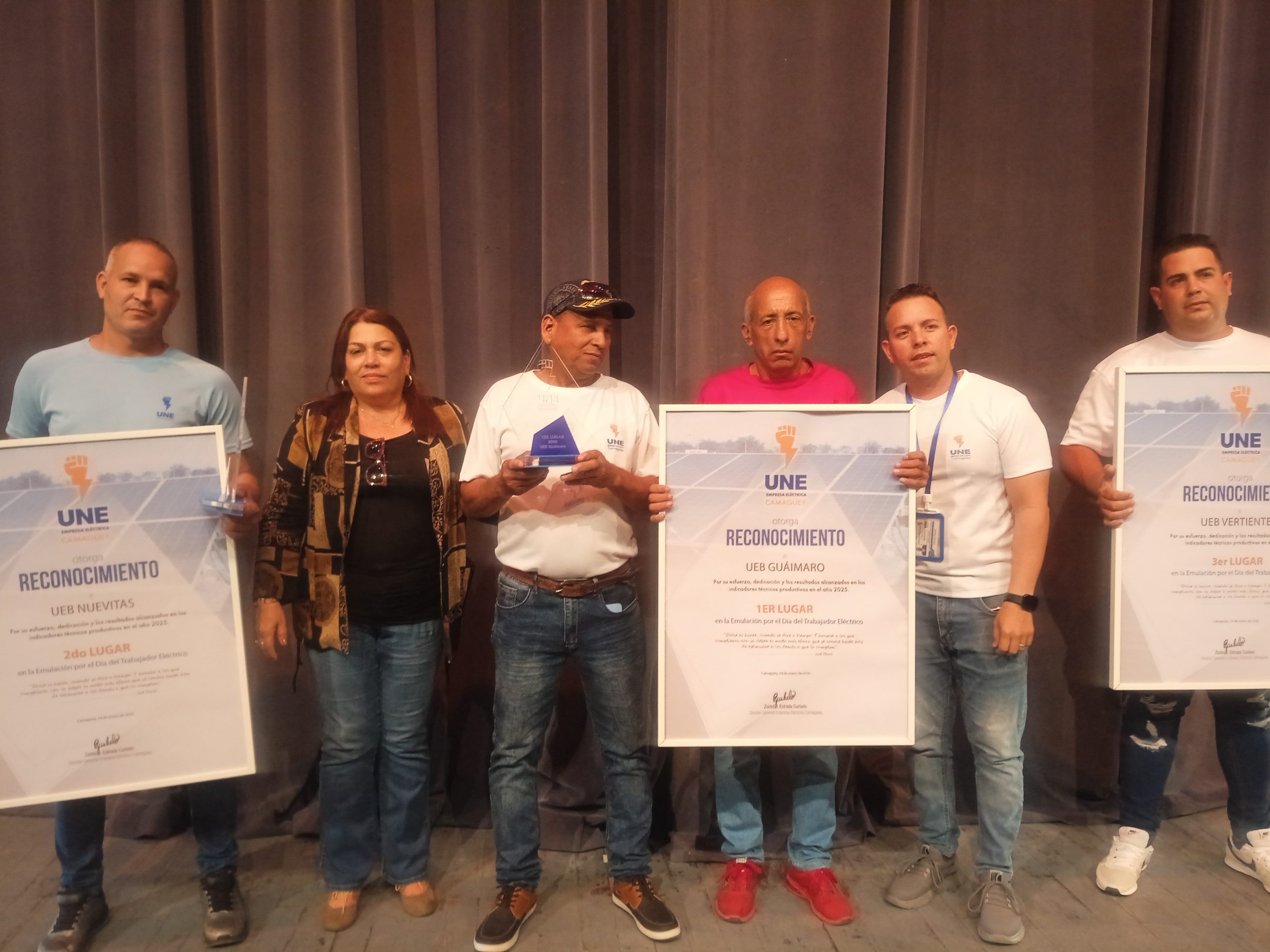 Reconocen a destacados trabajadores del sector eléctrico en Camagüey (+ Fotos)