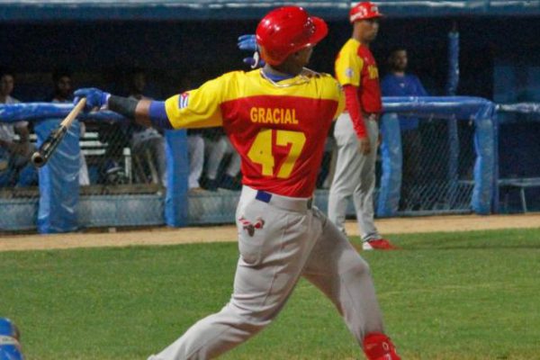 Gracial y Dueñas blindan a Cocodrilos rumbo a play off