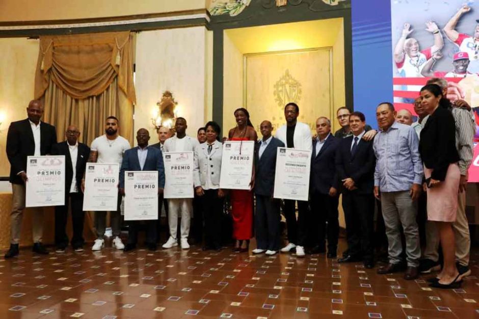 Prensa Latina otorga premio a los ganadores de la Encuesta Deportiva Anual