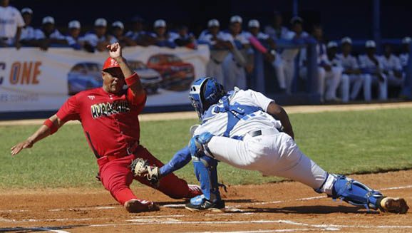 Industriales toma la delantera ante Huracanes en los playoffs de la 64 SNB