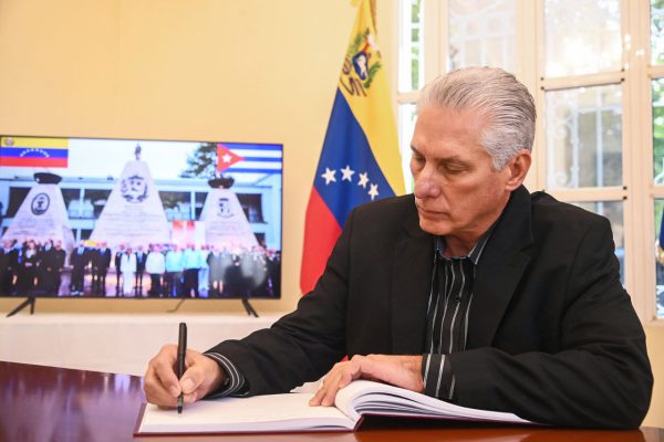 Firman dirigentes cubanos Libro de Condolencias en embajada de Venezuela