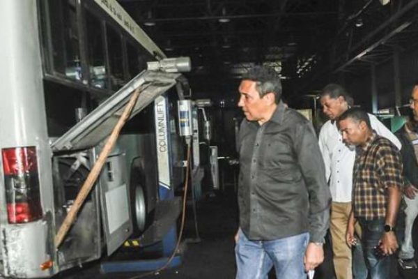 Evaluó Ministro de Transporte producción de ómnibus en Artemisa