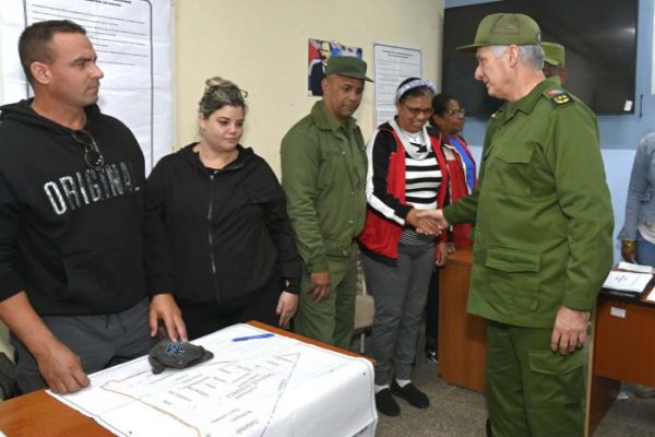 Participa Presidente cubano en Día Nacional de la Defensa