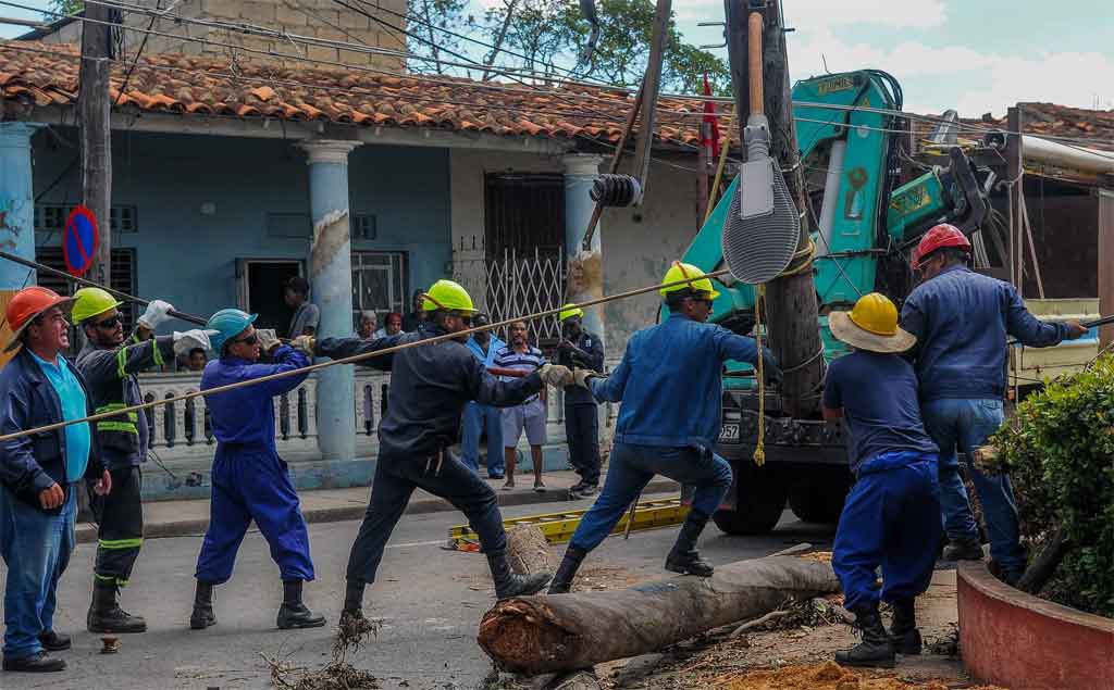 Presidente de Cuba saluda a trabajadores eléctricos en su día