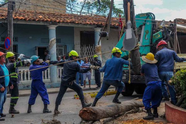 Presidente de Cuba saluda a trabajadores eléctricos en su día