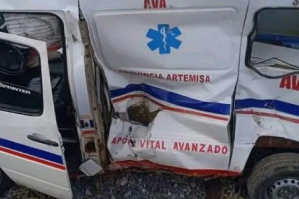 Tren impacta ambulancia en paso a nivel de Artemisa tras falla mecánica del vehículo