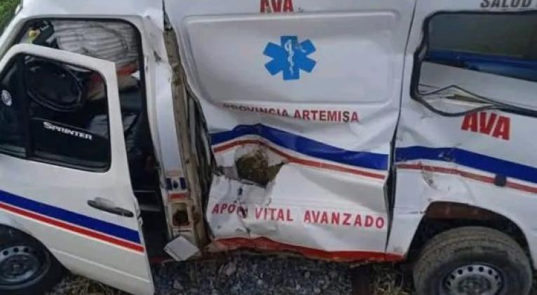 Tren impacta ambulancia en paso a nivel de Artemisa tras falla mecánica del vehículo