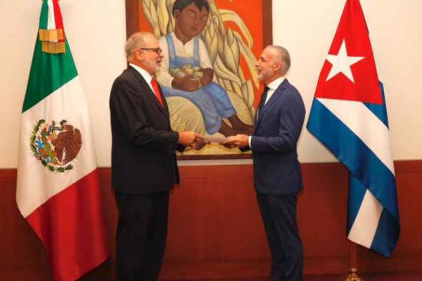 Embajador de Cuba en México presenta copias de estilo