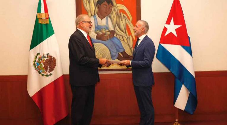 Embajador de Cuba en México presenta copias de estilo