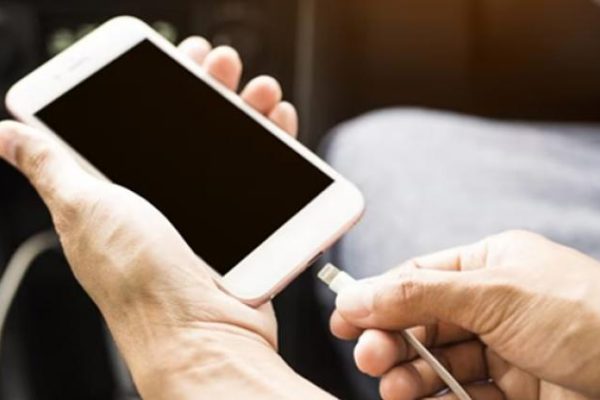 No le quites años de vida a tu móvil por cargarlo mal