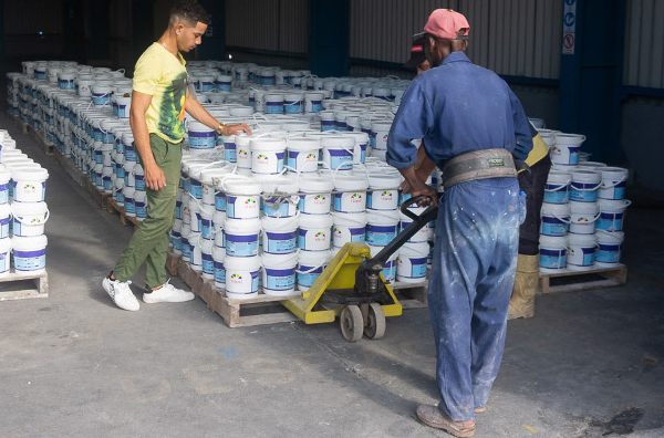 Pinturas Vitral Nuevitas produce, pese a limitaciones