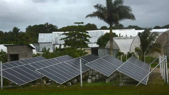 Productores tabacaleros de Villa Clara donan 48 estaciones fotovoltaicas a instituciones sociales