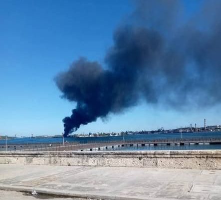Reportan incendio en los alrededores de la refinería Ñico López, en La Habana