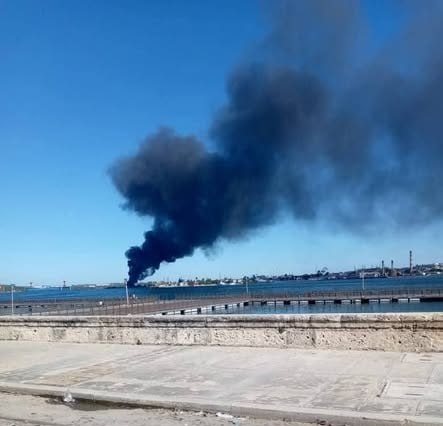 Reportan incendio en los alrededores de la refinería Ñico López, en La Habana