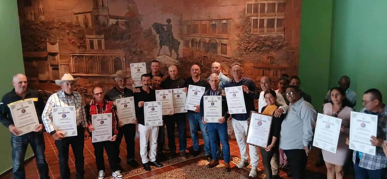 Distinguen en Camagüey a colectivos y campesinos destacados