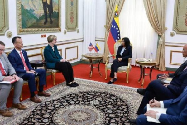 Presidenta encargada de Venezuela recibió a diplomática de EE.UU.