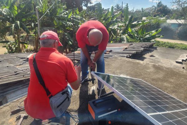 Continúa en Minas instalación de kits de sistemas fotovoltaicos