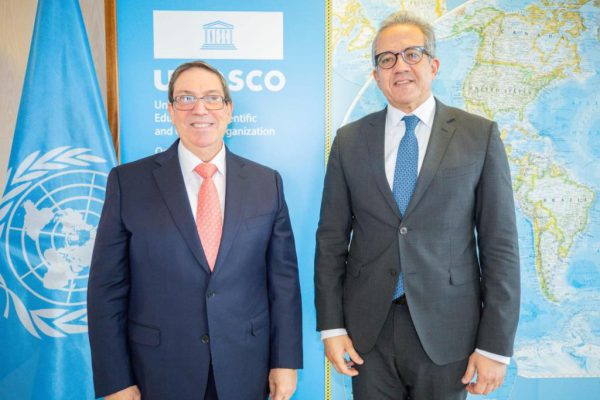 Canciller cubano dialoga en París con director general de la Unesco