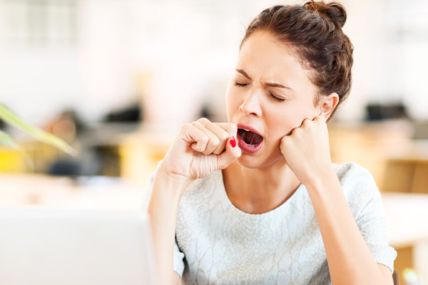 Revelan que bostezar produce algo sorprendente en tu cerebro