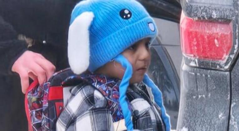 Juez federal ordena que niño de 5 años y su padre sean liberados del centro de inmigración