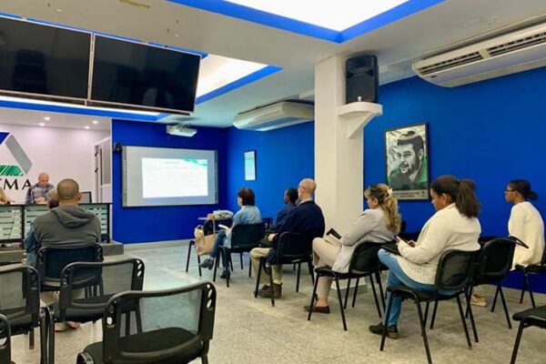 Evalúan programa de reducción de plásticos de un solo uso