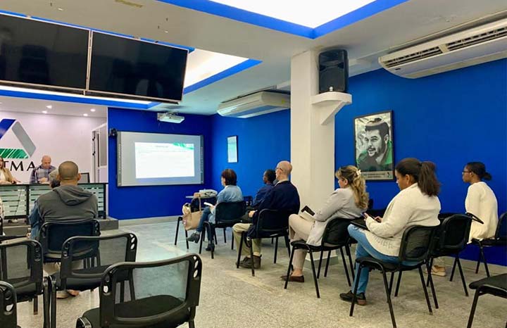 Evalúan programa de reducción de plásticos de un solo uso