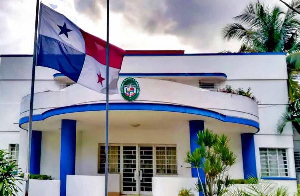 Embajador de Panamá en Cuba visita a connacionales detenidos