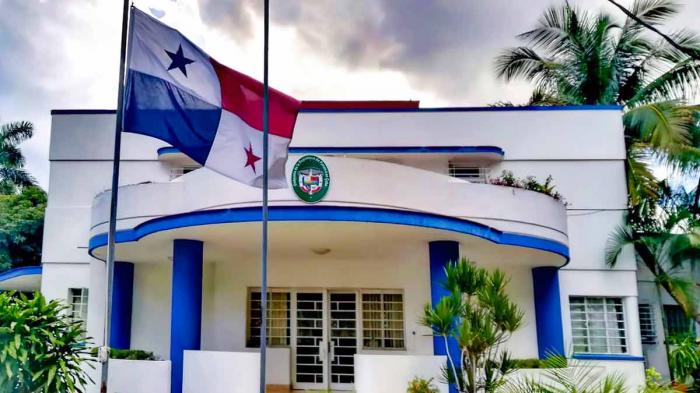 Embajador de Panamá en Cuba visita a connacionales detenidos