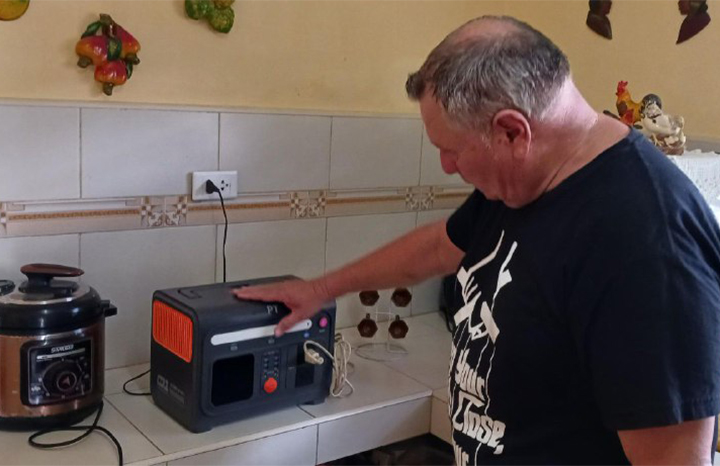 Benefician paneles solares a profesionales camagüeyanos