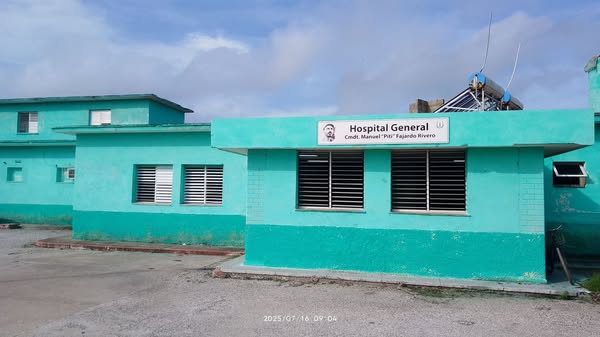 Colaboran jóvenes floridanos con labores de mantenimiento del Hospital Municipal