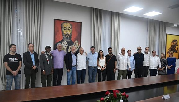 Recibe Díaz-Canel a delegación de la Asamblea Internacional de los Pueblos: “Sabemos lo que significa visitar Cuba en estos tiempos”